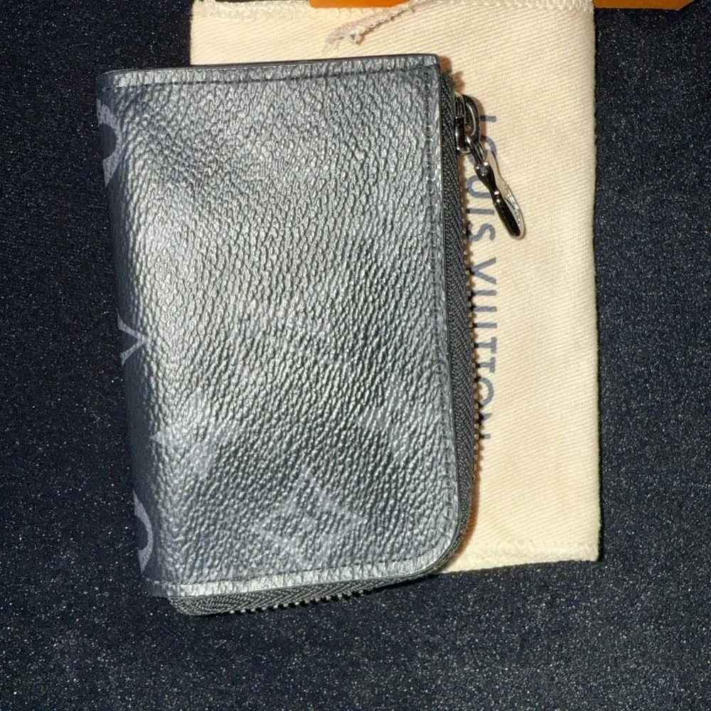 Used in excellent condition Louis Vuitton blk Gray Eclipse Monogram Card Holder
